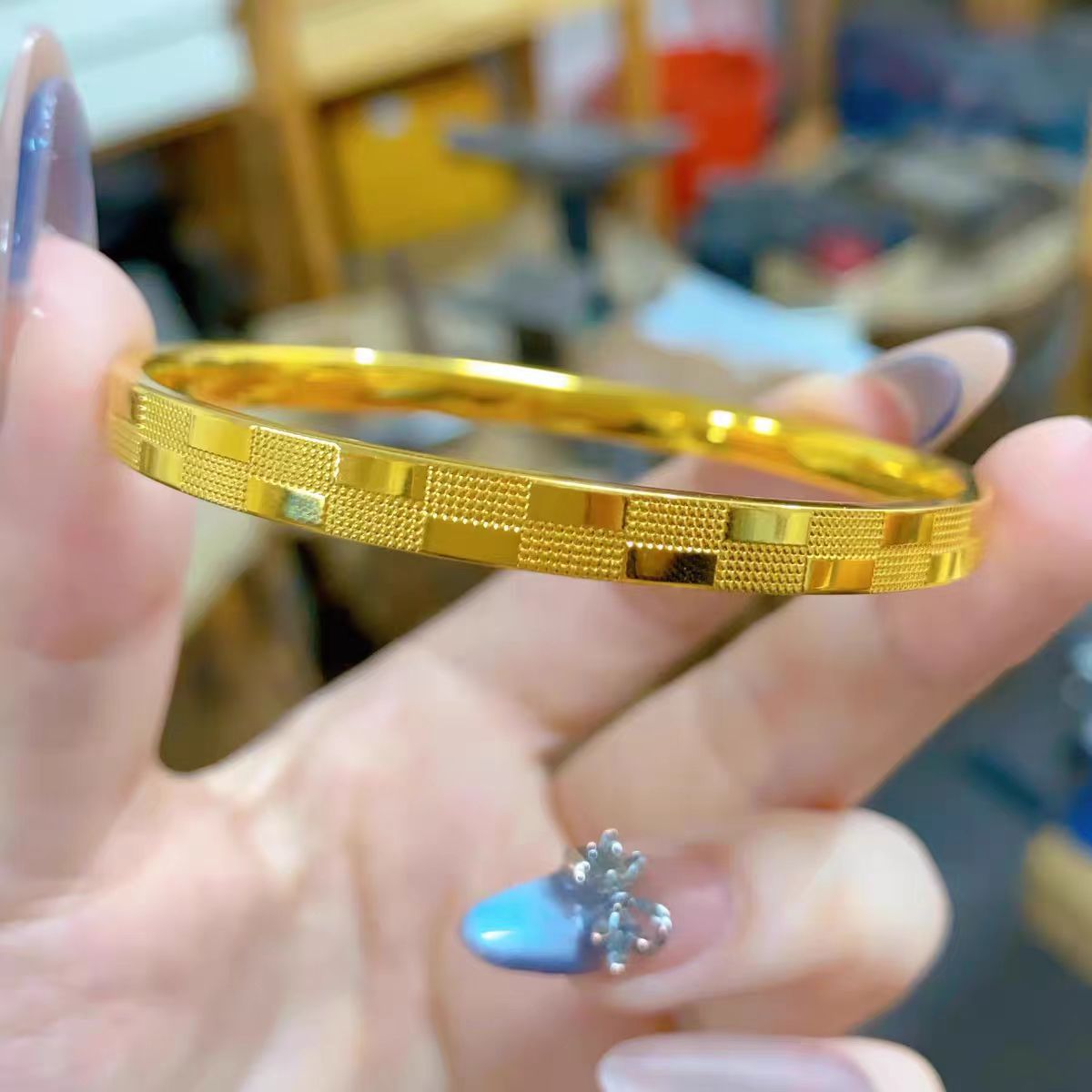 Brazalete versátil de oro cuad - Women Formal Wear Look reseña y precio